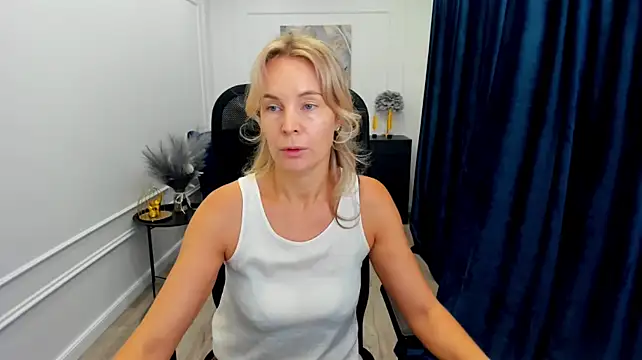 Sinty_Devis Adlı Modelin Canlı XXX Sohbeti