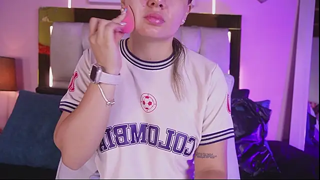 emmy_r Adlı Modelin Canlı XXX Sohbeti