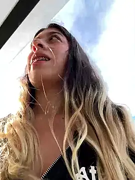 Enyeld_ruru: διαδικτυακό σόου στην κάμερα