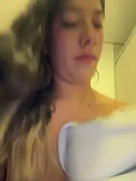 Show modela Enyeld_ruru na web-kameri