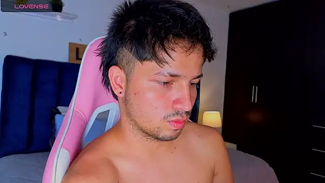 Show modela Issac_james_ na web-kameri
