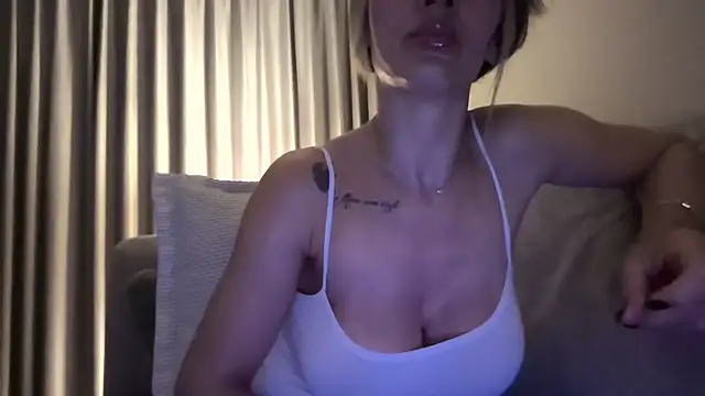 QuenMonicaUK Pertunjukan Webcam