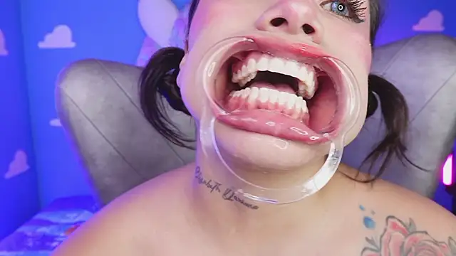 miss_keisi: διαδικτυακό σόου στην κάμερα