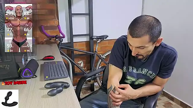 Marck_Muscle: διαδικτυακό σόου στην κάμερα