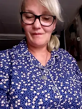 Chat +18 de irinamaux ao vivo