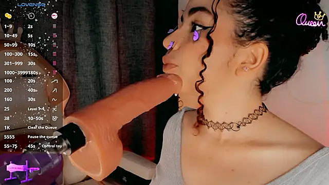 Queen_Deepthroat Show in webcam