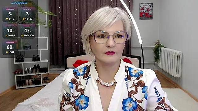 BlondeBrilliant7's Webcam Show