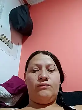 Nyla_velvet: διαδικτυακό σόου στην κάμερα