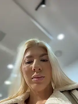 Show modela NewLale na web-kameri
