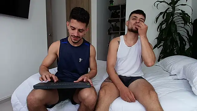 Two_sinzXX: διαδικτυακό σόου στην κάμερα