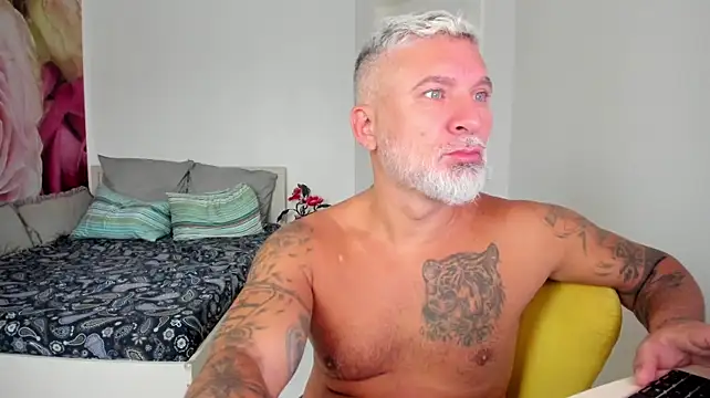 BlowMyXXL – webcam-show