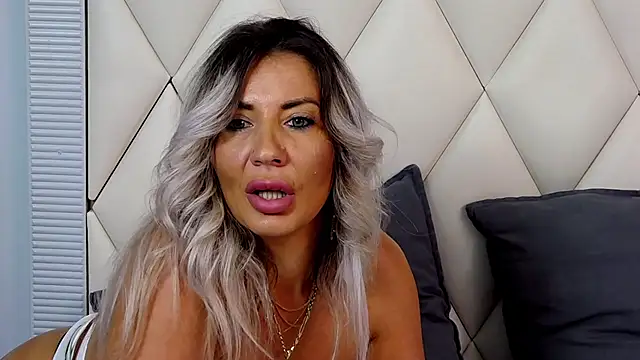 Show modela GinaBear na web-kameri