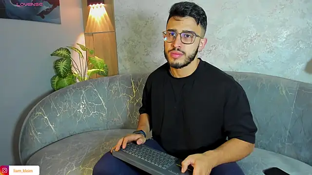 Liam_Kleiin Show in webcam