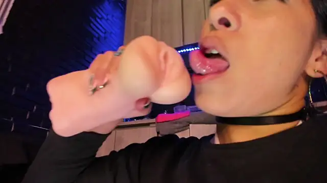 LaureenHills Show in webcam