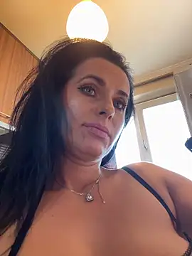 Hotmomcheckk_ Show in webcam