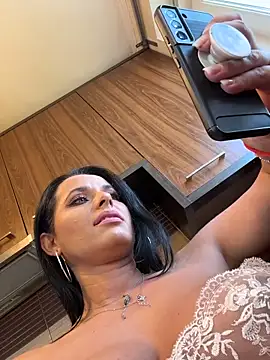 Hotmomcheckk_ Adlı Modelin Web Kamerası Şovu