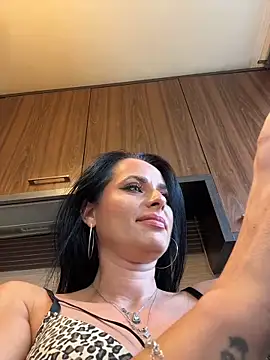 Chatroom XXX en direct de Hotmomcheckk_