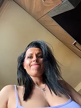Hotmomcheckk_'s Webcam Show