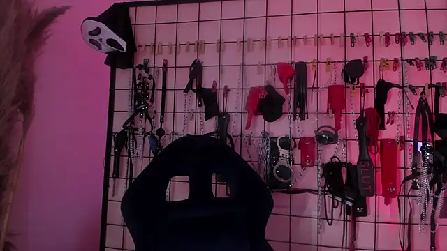 charrlotte_quinn's Live Sex Cam Show