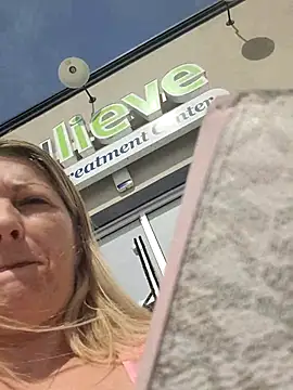 NikkiBlisss: διαδικτυακό σόου στην κάμερα