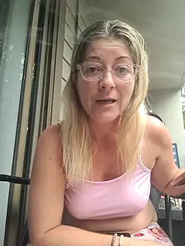 NikkiBlisss: διαδικτυακό σόου στην κάμερα