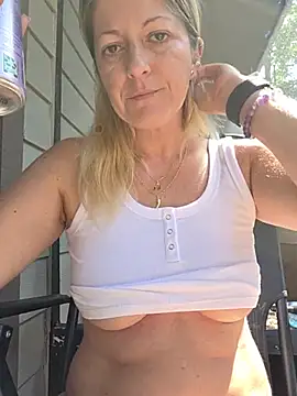 NikkiBlisss: διαδικτυακό σόου στην κάμερα
