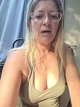 NikkiBlisss: διαδικτυακό σόου στην κάμερα