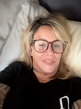 blondebitch2's Live Sex Cam Show