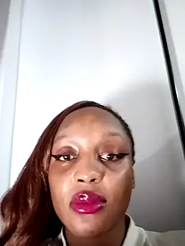 Busty_Bambi Adlı Modelin Canlı XXX Sohbeti