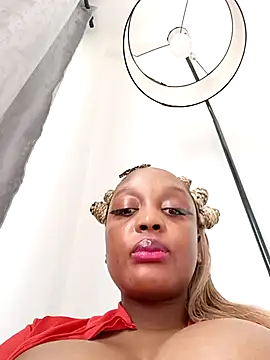 Busty_Bambi Adlı Modelin Canlı XXX Sohbeti