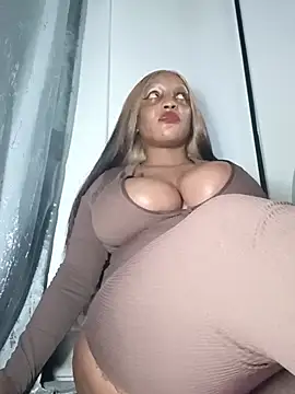 Busty_Bambi Adlı Modelin Canlı XXX Sohbeti