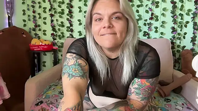CherryBombBomb's Live XXX Chat