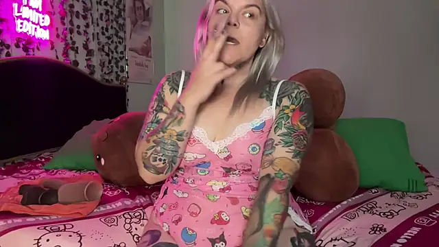 CherryBombBomb's Webcam Show