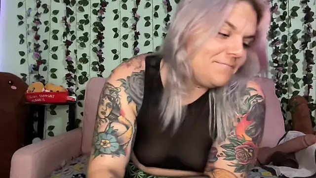 CherryBombBomb's Live XXX Chat
