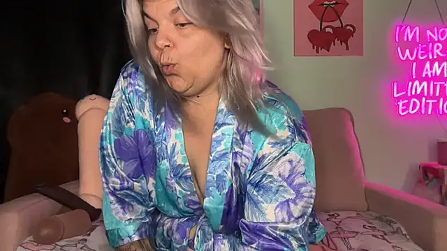 Вебкам-шоу CherryBombBomb