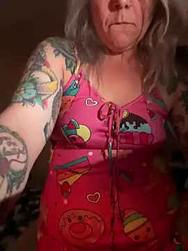 CherryBombBomb Show in webcam