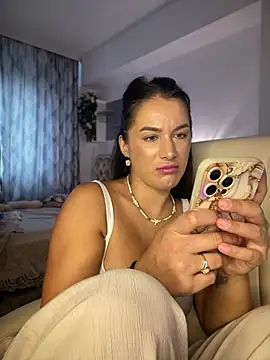 HotXMom_ Adlı Modelin Canlı XXX Sohbeti