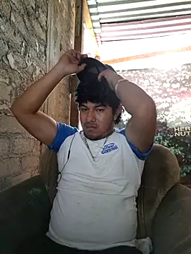 GusssHOT: διαδικτυακό σόου στην κάμερα