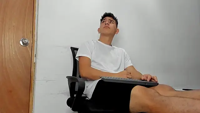 צ'אט XXX בשידור חי של andrew_rose_