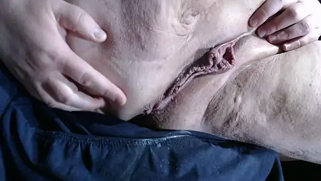 Suzys_Secrets Show in webcam