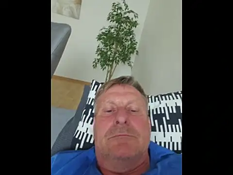 johnnym1 webcam show
