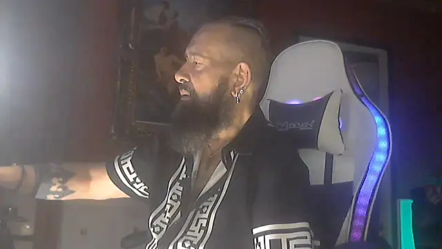 maseurbeardedpig Show in webcam