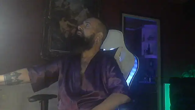 Show modela maseurbeardedpig na web-kameri