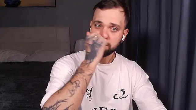 ChillyXO: διαδικτυακό σόου στην κάμερα