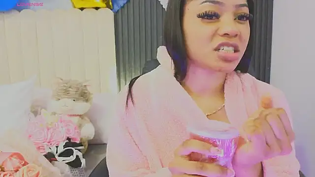 Chat XXX en directo de Madiee_Rhea