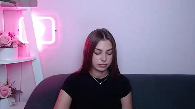 MilanaAngelAs 即時 XXX 聊天