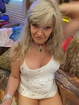 annika_lately: διαδικτυακό σόου στην κάμερα