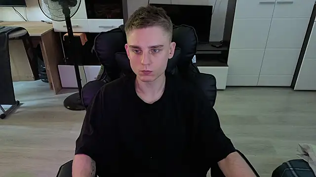 pvlpstvy: διαδικτυακό σόου στην κάμερα