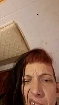 הופעת וובקאם של whitetrashdirtyslut