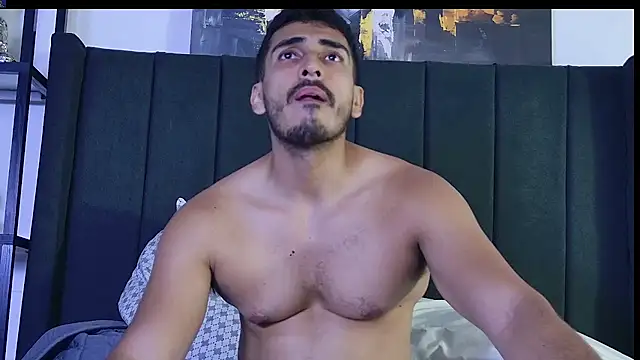 Show modela muscle_ares na web-kameri